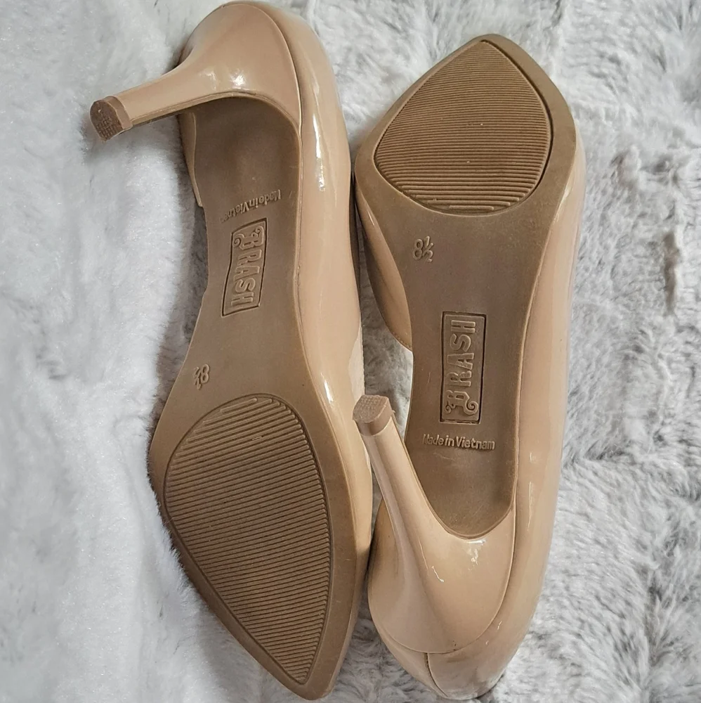 Brash nude color pointy toe 3.5in heel. Size 8.5.
